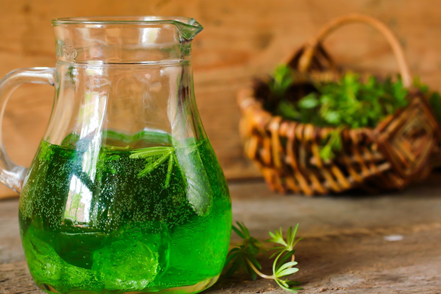 Herbs for cocktails the best types for drinks Plantura