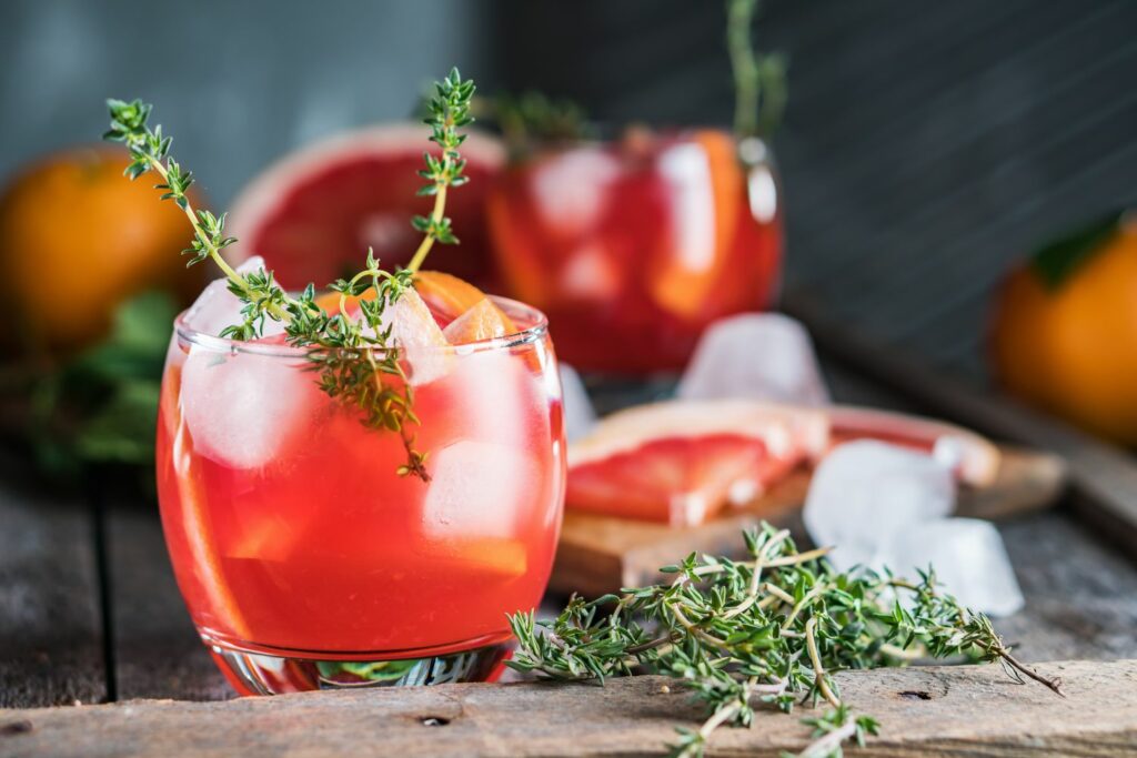 Cocktail mit Grapefruit und Thymian