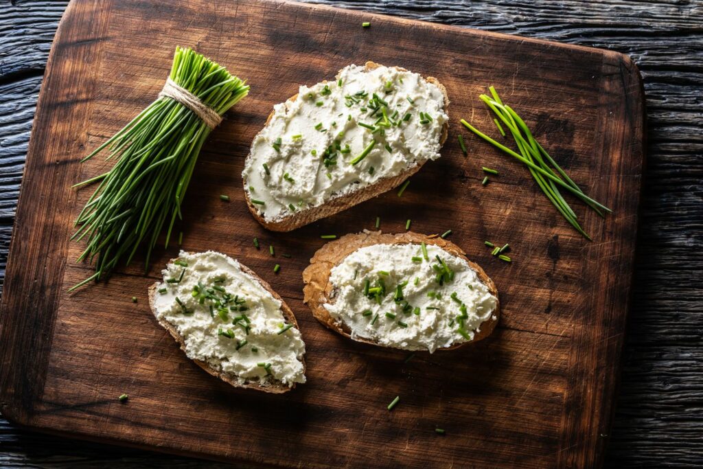 Chopped chives on bread with cream cheese