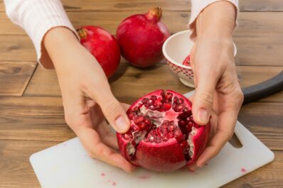 How to eat a pomegranate: cutting & deseeding