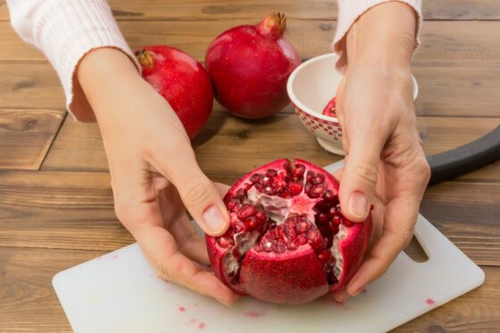 How to eat a pomegranate: cutting & deseeding