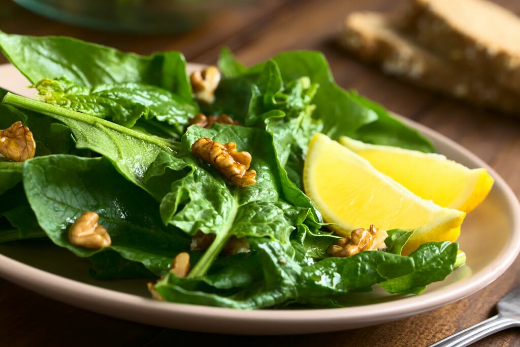 spinach salad with lemon wedges