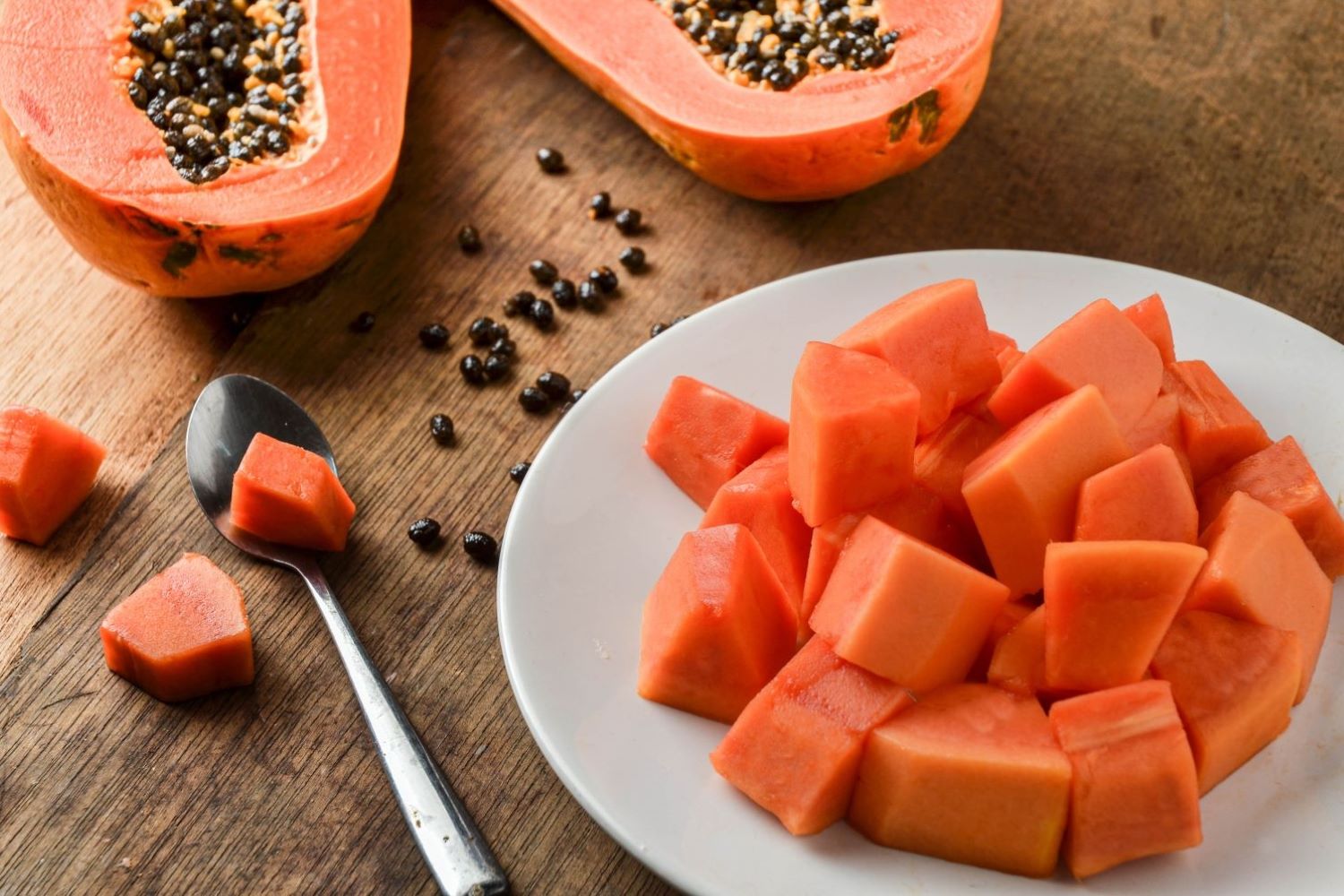 How to eat papaya & are papaya seeds edible? - Plantura