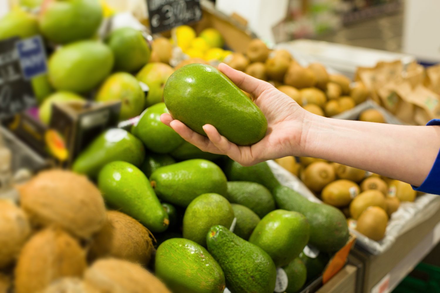 How To Store Avocados Freezing Ripening And More Plantura   When Is An Avocado Ripe 