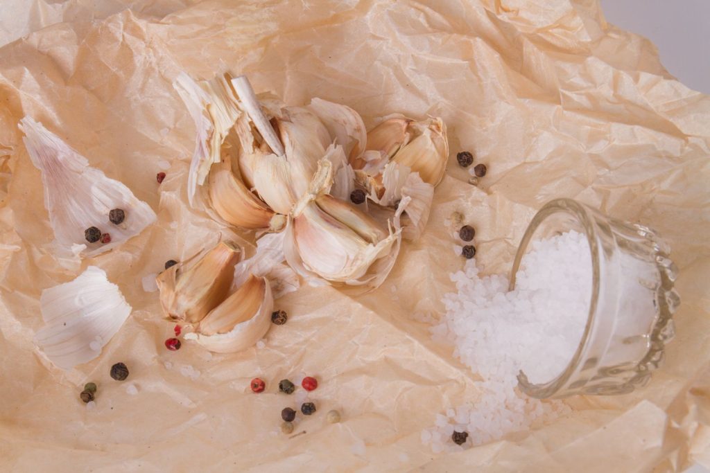 Ingredients for fermenting garlic