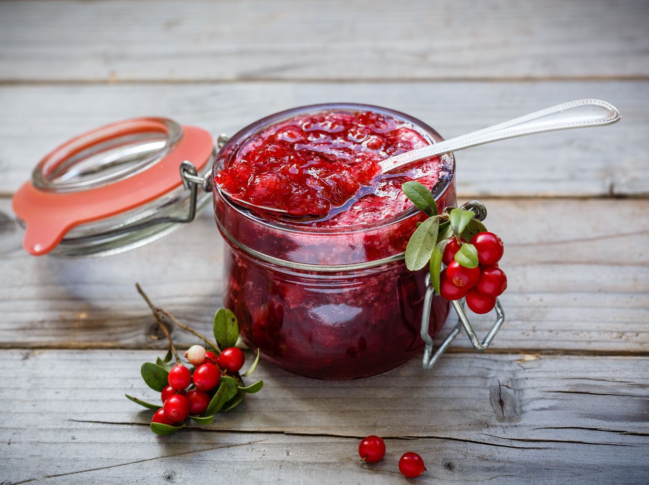 Брусника вкусная. Варенье Брусничное. Варенье из брусники. Клюквенное варенье. Варенье из брусники с яблоками.